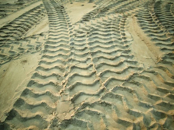 Tracce di ruote sul terreno. — Foto Stock