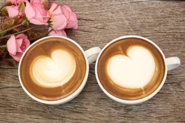 İki bardak latte sanat kahve