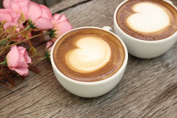 Deux tasses de café latte art — Photo
