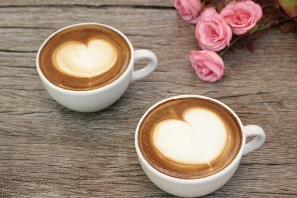 Två koppar kaffe latte art — Stockfoto