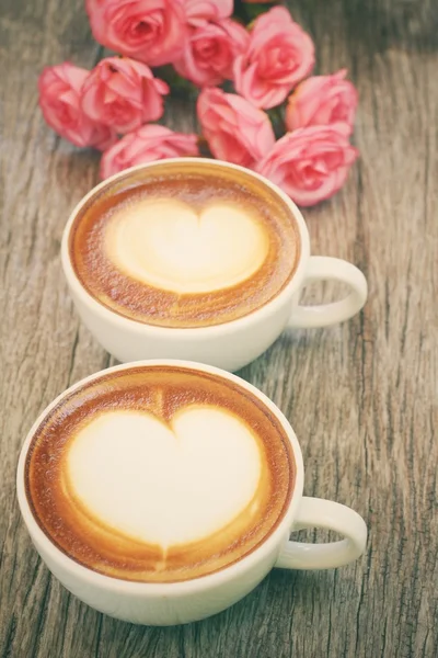 Två koppar kaffe latte art — Stockfoto