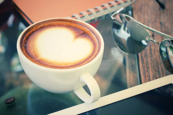 Kaffeetasse und Tablet mit Sonnenbrille — Stockfoto