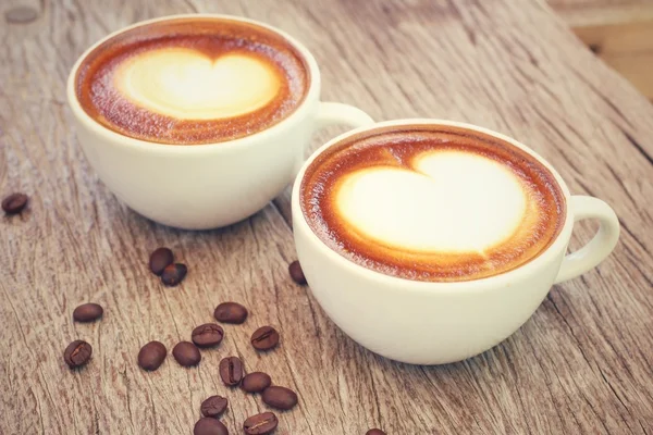 Två koppar kaffe latte art — Stockfoto