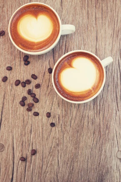 Twee kopjes latte art koffie — Stockfoto