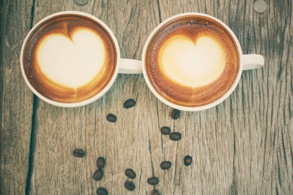 İki bardak latte sanat kahve — Stok fotoğraf