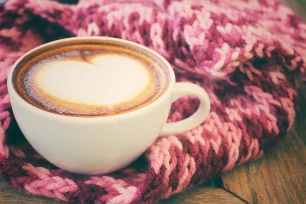 Vintage Latte Art Kaffee mit Schal — Stockfoto