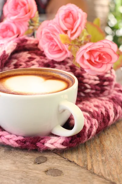 Vintage latte art kaffe med halsduk — Stockfoto