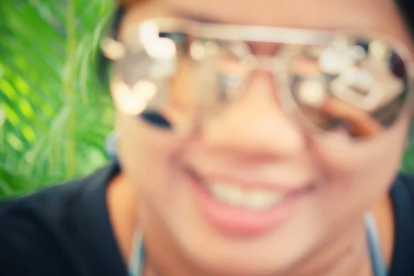 Розмита жінка з сонцезахисними окулярами — стокове фото