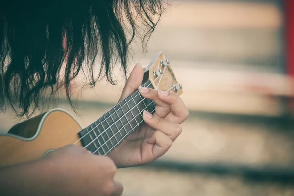 Žena hraje ukulele — Stock fotografie