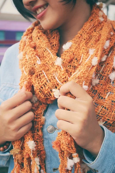 Kvinna med halsduk — Stockfoto