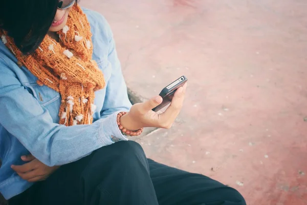 Woman using smart phone — Stock Photo, Image