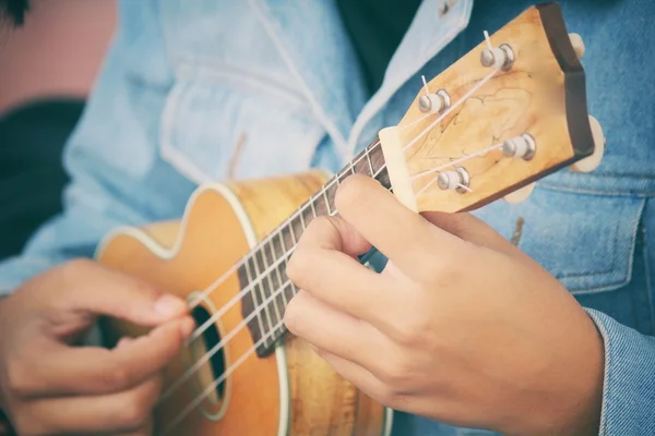 Donna che gioca ukulele — Foto Stock