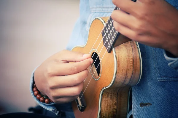 Žena hraje ukulele — Stock fotografie
