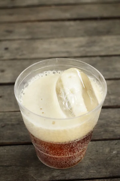 Copo de cola com cubos de gelo — Fotografia de Stock