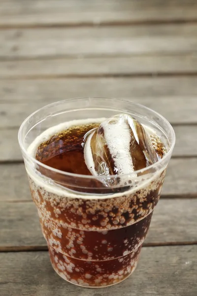 アイスキューブとコーラのガラス — ストック写真