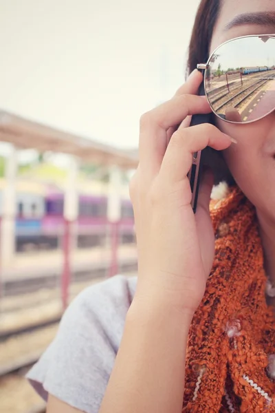 Mulher falando ao telefone na estação ferroviária — Fotografia de Stock