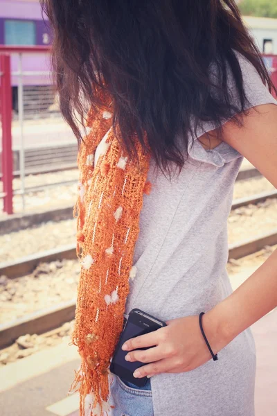 Slimme telefoon in jeans zak — Stockfoto