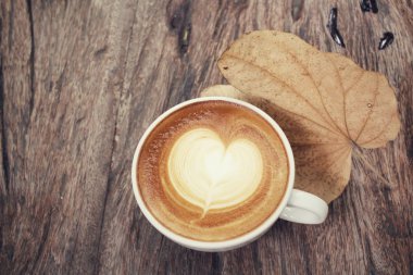 Vintage latte sanat kurutulmuş yaprakları ile kahve
