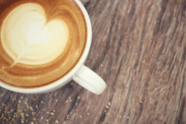 Klasik latte sanat kahvesi. 