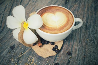 Vintage latte sanat çiçek ile kahve