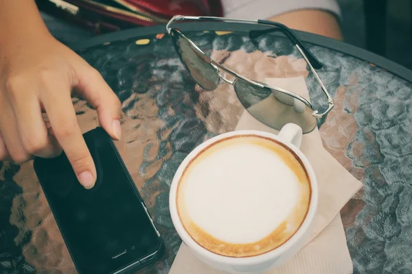 Latte káva s Kobaltová modř telefon — Stock fotografie