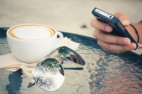 Café con leche con teléfono inteligente — Foto de Stock