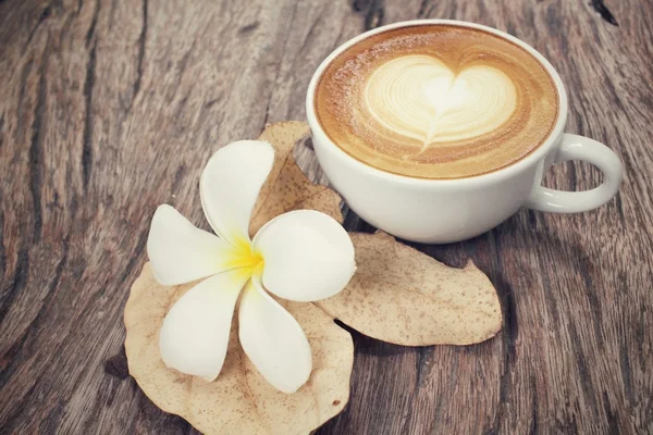 Café de arte latte vintage con flor — Foto de Stock