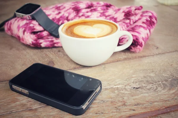 Café Latte com telefone inteligente e relógio inteligente — Fotografia de Stock