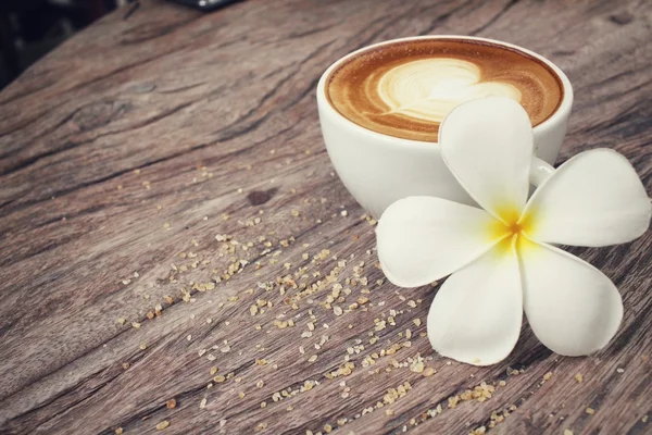 Vintage Latte Art Kaffee mit Blume — Stockfoto