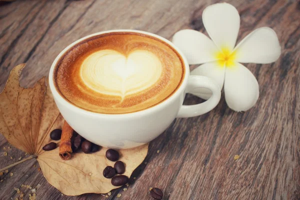 Café vintage latte art avec fleur — Photo
