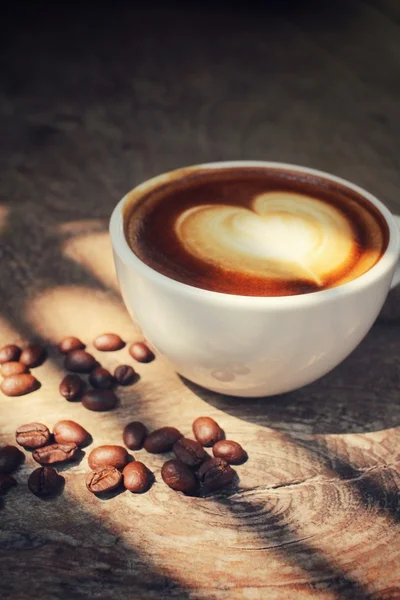 Vintage latte art kávé-val árnyék — Stock Fotó