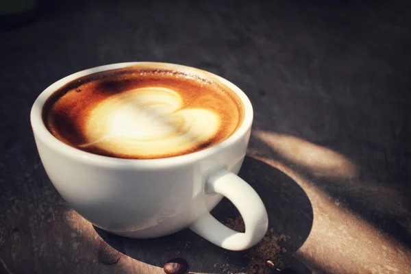 Vintage Latte Art Kaffee mit Schatten — Stockfoto