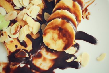 muz çikolata sos ile