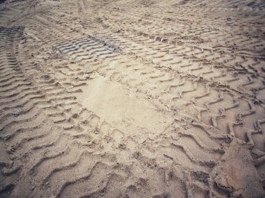 Topraktaki tekerlek izleri.