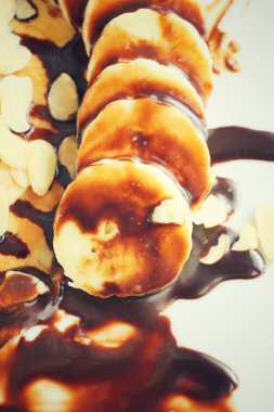 muz çikolata sos ile