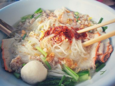 Erişte çorbası Asya tarzı