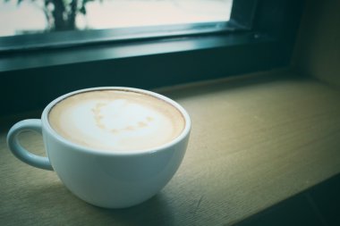 Klasik latte sanat kahvesi.