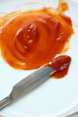 Ketçap acılı sos ile