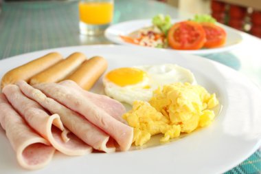 Amerikan kahvaltı salatası ile