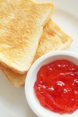 Çilek reçeli ile dilim tost ekmeği