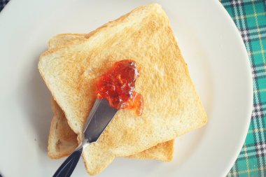 Çilek reçeli ile dilim tost ekmeği