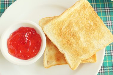 Çilek reçeli ile dilim tost ekmeği