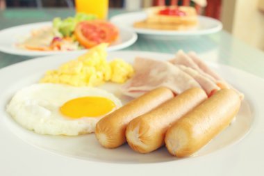 Amerikan kahvaltı salatası ile