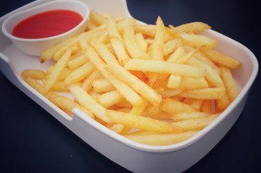 Ketçaplı patates kızartması.