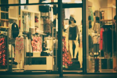 Alışveriş Merkezi geceleri bulanık