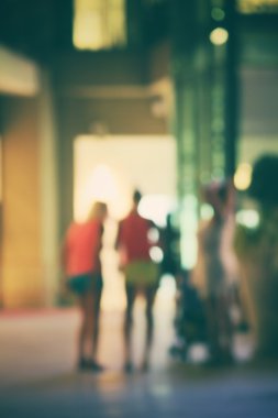 Geceleri şehirde yürüyen insanların bulanıklığı.