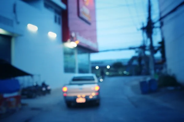 Embaçado de carro na cidade à noite — Fotografia de Stock