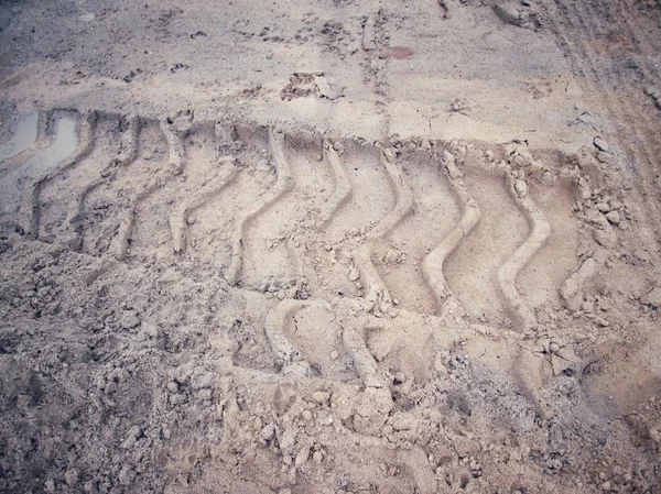 Tracce di ruote sul terreno. — Foto Stock