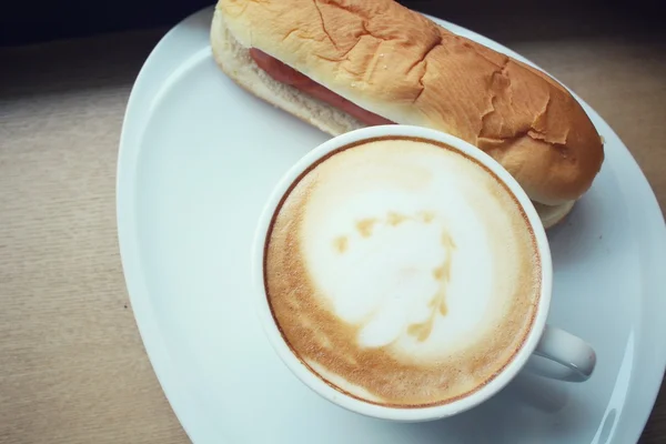 Café con leche vintage con hot dog de comida rápida — Foto de Stock