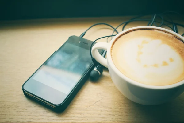 스마트폰으로 커피 — 스톡 사진